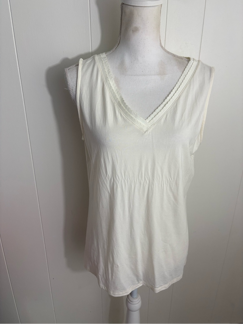 Talbots Cream V-Neck Sleeveless Tank with Scallop Trim
